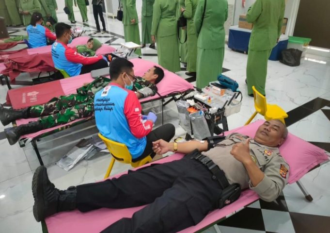 HUT ke-80 TNI, Polres Karawang Kompak Donor Darah untuk Masyarakat TNI-Polri Karawang Gelar Donor Darah di Aula Husni Hamid. (AlexaPodcast.ID)