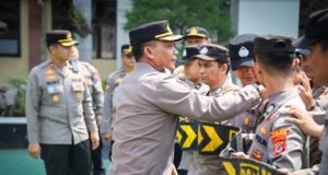 Ratusan Personel Gabungan Ikuti Latihan Dalmas, Polres Karawang Siap Hadapi Situasi Kontinjensi Polres Karawang Perkuat Kesiapsiagaan, Laksanakan Latihan Pengamanan Massa. (AlexaPodcast.ID)