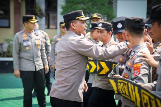 Ratusan Personel Gabungan Ikuti Latihan Dalmas, Polres Karawang Siap Hadapi Situasi Kontinjensi Polres Karawang Perkuat Kesiapsiagaan, Laksanakan Latihan Pengamanan Massa. (AlexaPodcast.ID)