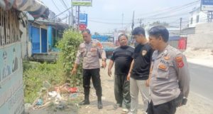 Cegah Gangguan Kamtibmas, Polres Karawang Amankan ODGJ Bawa Golok di Rengasdengklok ODGJ Bawa Golok di Rengasdengklok Diamankan Polisi, Dinsos Turun Tangan. (AlexaPodcast.ID)