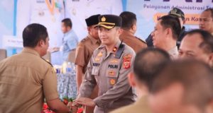 Polres Karawang Aktif Dampingi Pelayanan Publik dalam Gebyar Paten Karawang Timur Gebyar Paten Karawang Timur Berjalan Lancar, Polres Karawang Pastikan Keamanan. (AlexaPodcast.ID)
