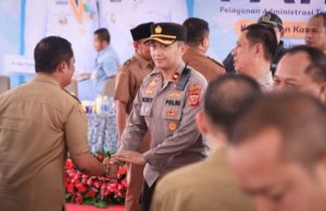 Polres Karawang Aktif Dampingi Pelayanan Publik dalam Gebyar Paten Karawang Timur Gebyar Paten Karawang Timur Berjalan Lancar, Polres Karawang Pastikan Keamanan. (AlexaPodcast.ID)