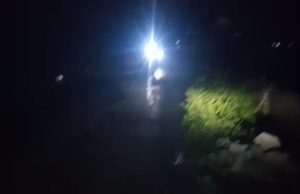 Warga di Kutawaluya Keluhkan Jalan Licin Akibat Normalisasi Beko, 6 Pemotor Terjatuh Jalan Licin di Dusun Tamiang, Enam Pemotor Jadi Korban Kecelakaan. (AlexaPodcast.ID)