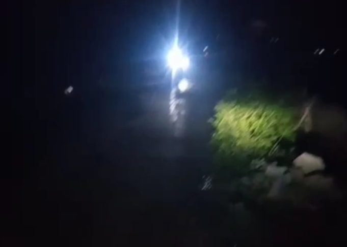 Warga di Kutawaluya Keluhkan Jalan Licin Akibat Normalisasi Beko, 6 Pemotor Terjatuh Jalan Licin di Dusun Tamiang, Enam Pemotor Jadi Korban Kecelakaan. (AlexaPodcast.ID)