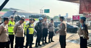 Hari Tani Nasional 2025, Polres Karawang Kawal Tiga Titik Keberangkatan Massa ke Jakarta Polres Karawang Laksanakan Apel Pengamanan Massa Serikat Petani dan Pekerja ke DPR RI. (AlexaPodcast.ID)