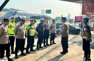Hari Tani Nasional 2025, Polres Karawang Kawal Tiga Titik Keberangkatan Massa ke Jakarta Polres Karawang Laksanakan Apel Pengamanan Massa Serikat Petani dan Pekerja ke DPR RI. (AlexaPodcast.ID)