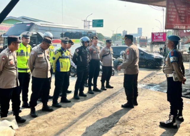Polres Karawang Laksanakan Apel Pengamanan Massa Serikat Petani dan Pekerja ke DPR RI. (AlexaPodcast.ID) Polres Karawang Laksanakan Apel Pengamanan Massa Serikat Petani dan Pekerja ke DPR RI. (AlexaPodcast.ID)