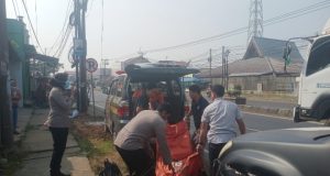 Mayat Diduga Tunawisma Ditemukan di Tepi Jalan Purwasari–Cikampek, Polisi Lakukan Evakuasi Penemuan Mayat di Purwasari. (AlexaPodcast.ID)