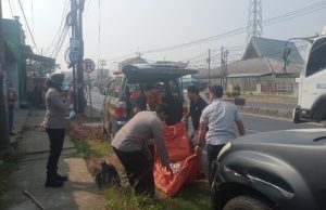Mayat Diduga Tunawisma Ditemukan di Tepi Jalan Purwasari–Cikampek, Polisi Lakukan Evakuasi Penemuan Mayat di Purwasari. (AlexaPodcast.ID)