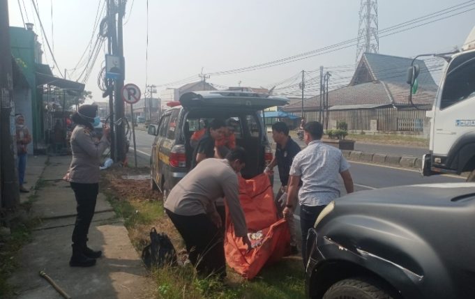 Mayat Diduga Tunawisma Ditemukan di Tepi Jalan Purwasari–Cikampek, Polisi Lakukan Evakuasi Penemuan Mayat di Purwasari. (AlexaPodcast.ID)
