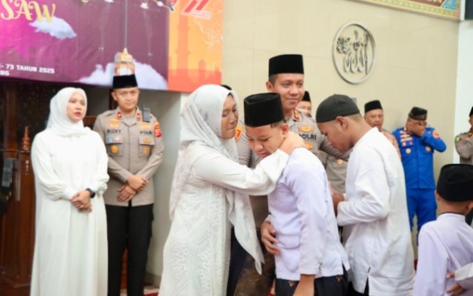 Maulid Nabi dan HKG Bhayangkari 2025, Polres Karawang Gelar Tabligh Akbar dan Santunan Kapolres Karawang: Jadikan Ajaran Rasulullah SAW Motivasi dalam Pengabdian. (AlexaPodcast.ID)