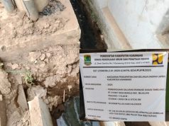 CV Masadi Karya Diduga Abaikan Lantai Kerja pada Proyek Drainase, Pemasangan U-Ditch Terendam Air Proyek Rp189 Juta di Bengle Dituding Asal Pasang, Aliran Air Tersendat. (AlexaPodcast.ID)