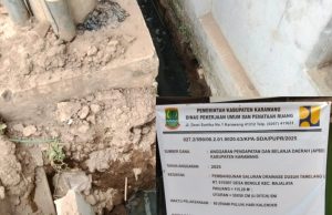 CV Masadi Karya Diduga Abaikan Lantai Kerja pada Proyek Drainase, Pemasangan U-Ditch Terendam Air Proyek Rp189 Juta di Bengle Dituding Asal Pasang, Aliran Air Tersendat. (AlexaPodcast.ID)