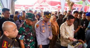 Kapolres Karawang Hadiri Gebyar PATEN 2025 di Majalaya Bupati dan Kapolres Karawang Buka Gebyar PATEN, Warga Antusias Manfaatkan Layanan. (AlexaPidcast.ID)