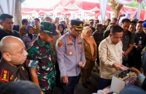 Kapolres Karawang Hadiri Gebyar PATEN 2025 di Majalaya Bupati dan Kapolres Karawang Buka Gebyar PATEN, Warga Antusias Manfaatkan Layanan. (AlexaPidcast.ID)