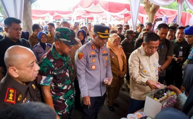 Bupati dan Kapolres Karawang Buka Gebyar PATEN, Warga Antusias Manfaatkan Layanan. (AlexaPidcast.ID) Bupati dan Kapolres Karawang Buka Gebyar PATEN, Warga Antusias Manfaatkan Layanan. (AlexaPidcast.ID)
