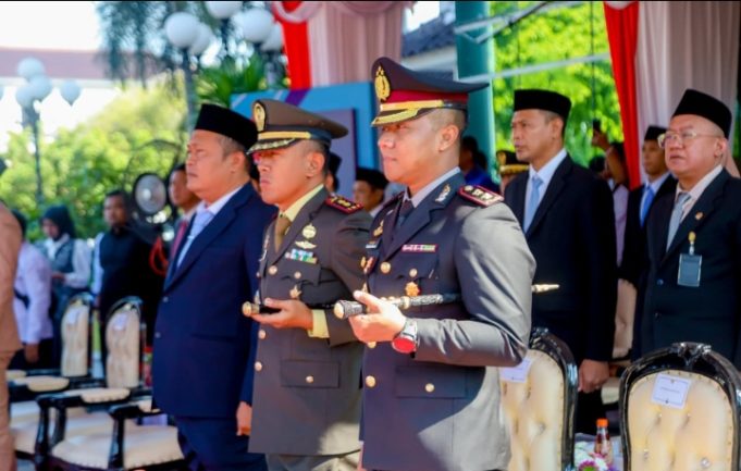 Kapolres Karawang Hadiri Upacara Peringatan Hari Kesaktian Pancasila di Plaza Pemda Kapolres Ajak Masyarakat Perkuat Persatuan pada Peringatan Hari Kesaktian Pancasila. (AlexaPodcast.ID)