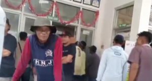 Petani di Tirtajaya Geruduk Kantor Camat, Protes Gagal Panen Akibat Kekeringan Petani Tambaksumur dan Tambaksari Gelar Aksi, Desak Pemerintah Atasi Krisis Air. (AlexaPodcast.ID)