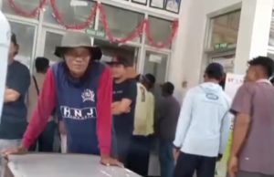 Petani di Tirtajaya Geruduk Kantor Camat, Protes Gagal Panen Akibat Kekeringan Petani Tambaksumur dan Tambaksari Gelar Aksi, Desak Pemerintah Atasi Krisis Air. (AlexaPodcast.ID)