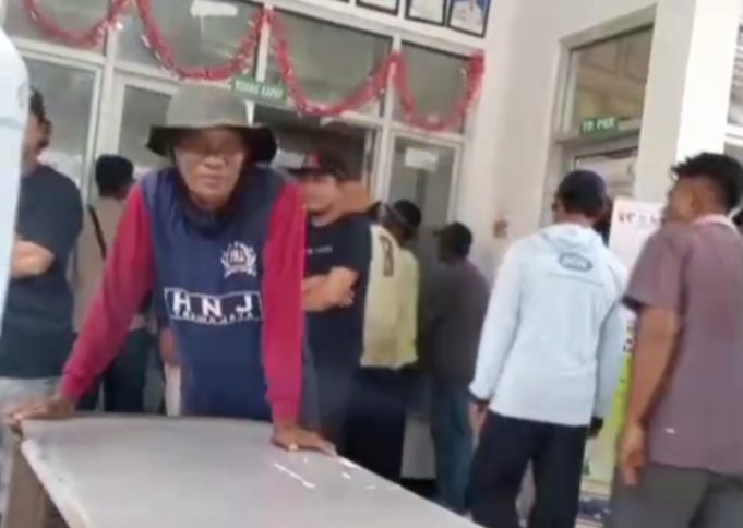 Petani di Tirtajaya Geruduk Kantor Camat, Protes Gagal Panen Akibat Kekeringan Petani Tambaksumur dan Tambaksari Gelar Aksi, Desak Pemerintah Atasi Krisis Air. (AlexaPodcast.ID)