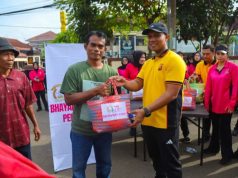 Polres Karawang Gelar Olahraga Bersama, Bhayangkari Salurkan Bantuan Sosial Kapolres Karawang Pimpin Senam Bersama. (AlexaPodcast.ID)