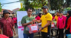 Polres Karawang Gelar Olahraga Bersama, Bhayangkari Salurkan Bantuan Sosial Kapolres Karawang Pimpin Senam Bersama. (AlexaPodcast.ID)