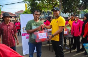 Polres Karawang Gelar Olahraga Bersama, Bhayangkari Salurkan Bantuan Sosial Kapolres Karawang Pimpin Senam Bersama. (AlexaPodcast.ID)