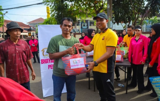 Polres Karawang Gelar Olahraga Bersama, Bhayangkari Salurkan Bantuan Sosial Kapolres Karawang Pimpin Senam Bersama. (AlexaPodcast.ID)