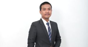 Law Firm Alexa Bongkar Dugaan Penggelapan Uang Perdamaian, Oknum Kades Cikarang Diduga Embat Rp45 Juta Entis Sutisna, S.H. dari Law Firm Alexa & Partners. (AlexaPodcast.ID)