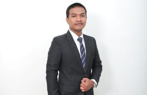 Law Firm Alexa Bongkar Dugaan Penggelapan Uang Perdamaian, Oknum Kades Cikarang Diduga Embat Rp45 Juta Entis Sutisna, S.H. dari Law Firm Alexa & Partners. (AlexaPodcast.ID)