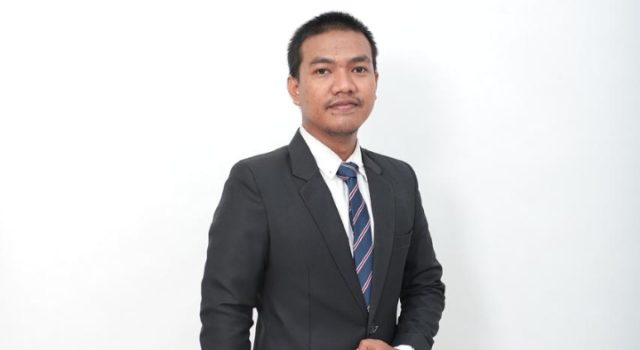 Law Firm Alexa Bongkar Dugaan Penggelapan Uang Perdamaian, Oknum Kades Cikarang Diduga Embat Rp45 Juta Entis Sutisna, S.H. dari Law Firm Alexa & Partners. (AlexaPodcast.ID)