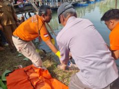 Mayat Perempuan Tanpa Identitas Ditemukan di Sungai Citarum, Polres Karawang Lakukan Olah TKP Tim Inafis Polres Karawang Identifikasi Penemuan Mayat Perempuan di Desa Curug. (AlexaPodcast.ID)