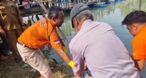 Mayat Perempuan Tanpa Identitas Ditemukan di Sungai Citarum, Polres Karawang Lakukan Olah TKP Tim Inafis Polres Karawang Identifikasi Penemuan Mayat Perempuan di Desa Curug. (AlexaPodcast.ID)