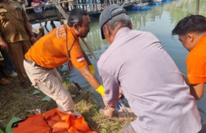 Mayat Perempuan Tanpa Identitas Ditemukan di Sungai Citarum, Polres Karawang Lakukan Olah TKP Tim Inafis Polres Karawang Identifikasi Penemuan Mayat Perempuan di Desa Curug. (AlexaPodcast.ID)