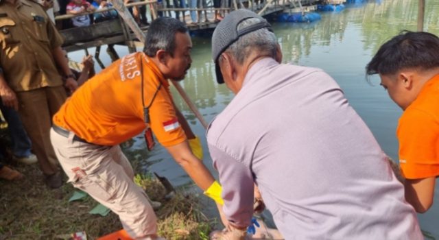 Mayat Perempuan Tanpa Identitas Ditemukan di Sungai Citarum, Polres Karawang Lakukan Olah TKP Tim Inafis Polres Karawang Identifikasi Penemuan Mayat Perempuan di Desa Curug. (AlexaPodcast.ID)
