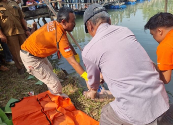 Mayat Perempuan Tanpa Identitas Ditemukan di Sungai Citarum, Polres Karawang Lakukan Olah TKP Tim Inafis Polres Karawang Identifikasi Penemuan Mayat Perempuan di Desa Curug. (AlexaPodcast.ID)