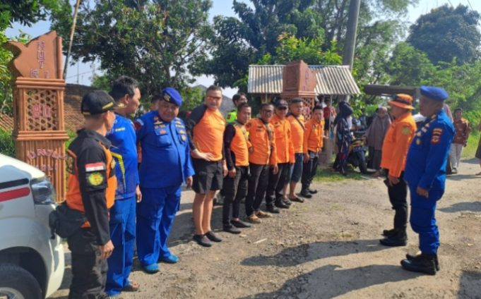 Diduga Bunuh Diri, Pria Lompat ke Sungai Citarum di Klari, Tim SAR Gabungan Lakukan Pencarian Tim SAR Gabungan Sisir Sungai Citarum Cari Pria yang Diduga Lompat dari Jembatan. (AlexaPodcast.ID)