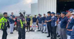 Satlantas Polres Karawang Edukasi Karyawan Industri KIIC Soal Safety Riding Edukasi Safety Riding Harus Jadi Budaya di Karawang. (AlexaPodcast.ID)