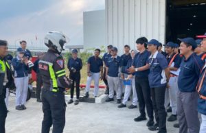 Satlantas Polres Karawang Edukasi Karyawan Industri KIIC Soal Safety Riding Edukasi Safety Riding Harus Jadi Budaya di Karawang. (AlexaPodcast.ID)