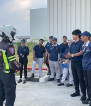 Satlantas Polres Karawang Edukasi Karyawan Industri KIIC Soal Safety Riding Edukasi Safety Riding Harus Jadi Budaya di Karawang. (AlexaPodcast.ID)