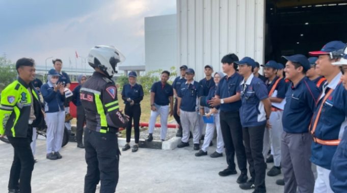 Satlantas Polres Karawang Edukasi Karyawan Industri KIIC Soal Safety Riding Edukasi Safety Riding Harus Jadi Budaya di Karawang. (AlexaPodcast.ID)