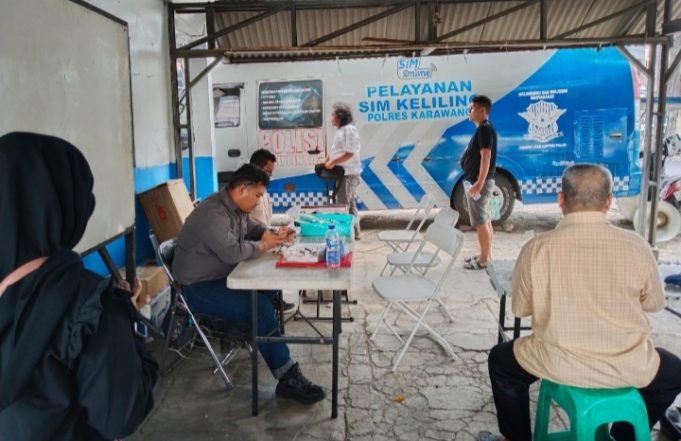 Perpanjang SIM Kini Lebih Praktis, Satlantas Karawang Operasikan Gerai Keliling di Cikampek Polres Karawang Gelar SIM Keliling di Pos Lantas Cikampek. (AlexaPodcast.ID)