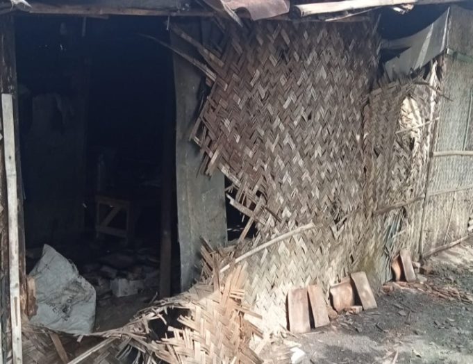 Miris, Rumah Bilik Bambu di Tempuran Ambruk Saat Pemiliknya Terbaring Sakit Rumah Reyot Warga Dayeuhluhur Ambruk Diterjang Angin. (AlexaPodcast.ID)