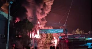 Kebakaran Gudang Pengolahan Oli B3 PT Dame Alam Sejahtera di Karawang, Empat Rumah Ikut Terbakar Gudang PT Dame Alam Sejahtera di Karawang Meledak. (AlexaPodcast.ID)