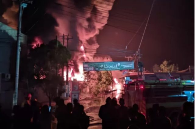 Gudang PT Dame Alam Sejahtera di Karawang Meledak. (AlexaPodcast.ID) Gudang PT Dame Alam Sejahtera di Karawang Meledak. (AlexaPodcast.ID)