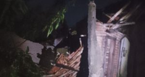 Diterjang Angin Kencang, Rumah Warga Karyamulya Ambruk Saat Hujan Deras Rumah Sawati di Batujaya Ambruk Saat Hujan Deras. (AlexaPodcast.ID)