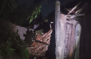 Diterjang Angin Kencang, Rumah Warga Karyamulya Ambruk Saat Hujan Deras Rumah Sawati di Batujaya Ambruk Saat Hujan Deras. (AlexaPodcast.ID)