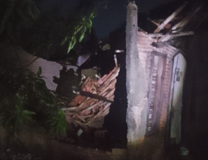 Diterjang Angin Kencang, Rumah Warga Karyamulya Ambruk Saat Hujan Deras Rumah Sawati di Batujaya Ambruk Saat Hujan Deras. (AlexaPodcast.ID)
