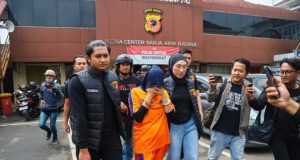 Kurang dari Sehari, Polisi Tangkap Dua Pelaku Pembunuhan Bayi di Karawang Pasangan di Karawang Nekat Habisi Bayi Hasil Hubungan Gelap. (AlexaPodcast.ID)