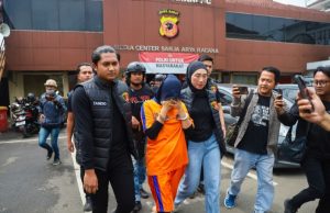 Kurang dari Sehari, Polisi Tangkap Dua Pelaku Pembunuhan Bayi di Karawang Pasangan di Karawang Nekat Habisi Bayi Hasil Hubungan Gelap. (AlexaPodcast.ID)